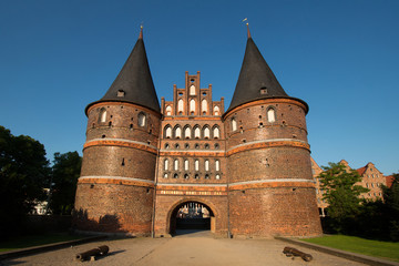 Fototapeta na wymiar Lübeck Brama Holsten w wieczornym słońcu