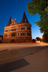 Lübeck Holstentor Stadtseite bei Nacht