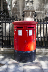 Fototapeta na wymiar British red post box