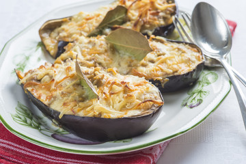 Berenjenas rellenas de carne y bechamel y gratinadas con queso