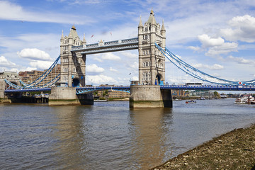 Fototapeta na wymiar Tower Bridge in London on a beautiful sunny day