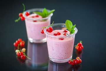 smoothie with red currants