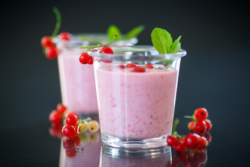smoothie with red currants