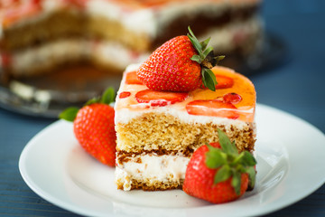 cake with strawberries