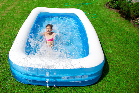 Kinder spielen im garten pool