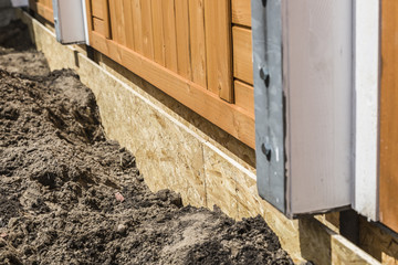 Schalung mit Erde abgestützt