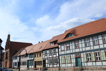 Fachwerkzeile und Salzkirche am Zollensteig in Tangermünde