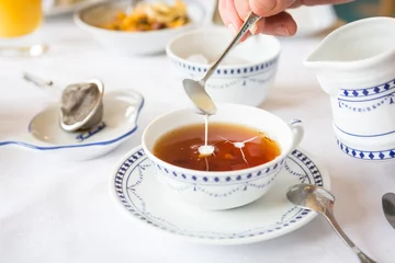 Fotobehang Sahne im Tee © Esther Hildebrandt