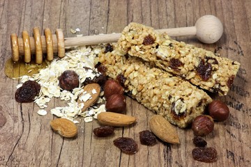 Müsliriegel mit Zutaten auf Holztisch