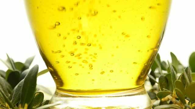 Oliven&ouml;l l&auml;uft in ein Glas