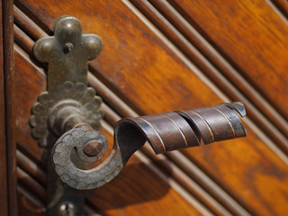 Alte Holztüre mit Metallgriff