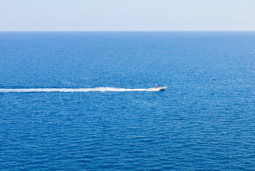 Speedboot auf dem Meer