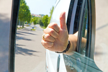 Fahrer im Transporter mit Daumen nach oben