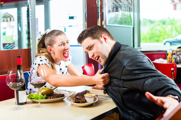 Paar beim essen und trinken in Fastfood Diner