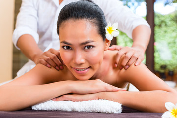 Obraz na płótnie Canvas Indonesian Asian woman in wellness massage 