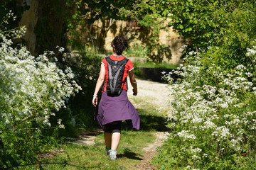 joven caminando entre las flores en la ruta del cañon del ebro