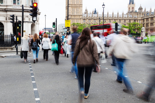 Menschen unterwegs in London in Bewegungsunschärfe