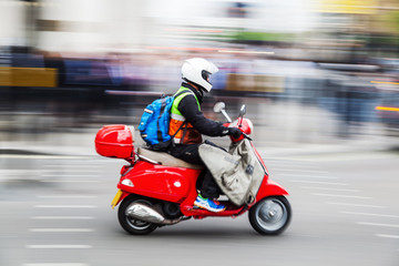 Fototapeta na wymiar Motorroller in Bewegungsunschärfe