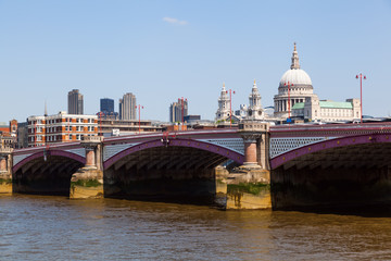 Fototapeta na wymiar Southwark Bridge in London