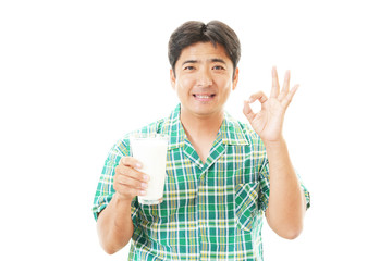 牛乳を飲む笑顔の男性