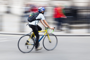 Fototapeta na wymiar Fahrradfahrer in Bewegungsunschärfe