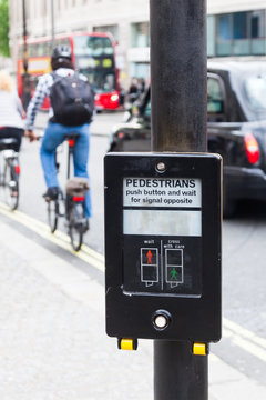 Drucktaste mit Bedienungsanleitung an Fußgängerampel in London