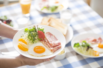 朝食のベーコンエッグ