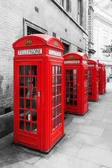 czerwone budki telefoniczne w Londynie jako kolorowy klucz - 66126678