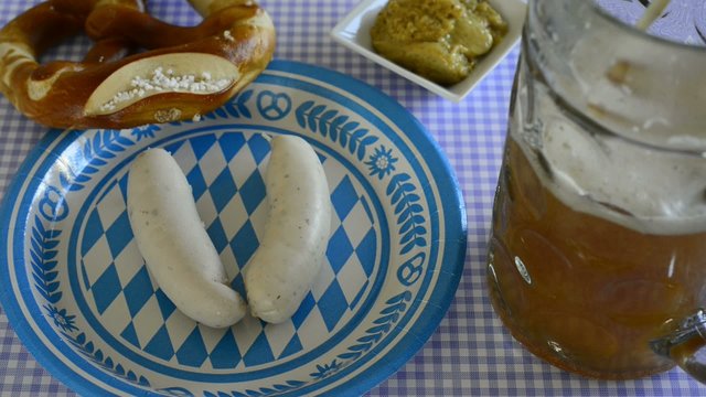 Bayrische Wei&szlig;wurst mit Ma&szlig; Bier