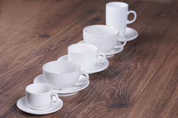 Посуда на деревянном столе