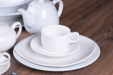 Посуда на деревянном столе