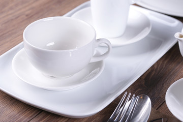 Посуда на деревянном столе