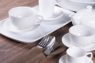 Посуда на деревянном столе