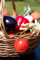 Frisches Obst und Gemuese im rustikalen Korb