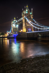 Fototapeta na wymiar Tower Bridge in London bei Nacht