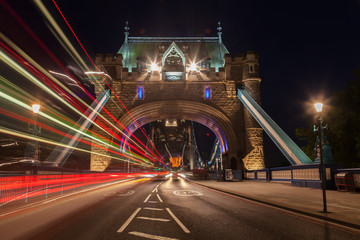 Lichtspuren vom nächtlichen Verkehr auf der Tower Bridge