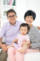 Obraz premium chinese grandparents with granddaugther with life style backgrou
