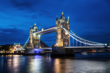 Fototapeta na wymiar Tower Bridge bei Nacht