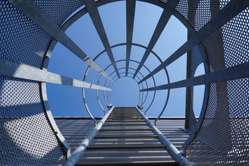 Moderne Feuerleiter in Froschperspektive