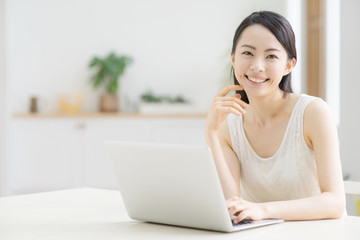 ノートパソコンを使う若い女性