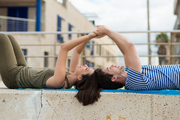 paar entspannt in der stadt