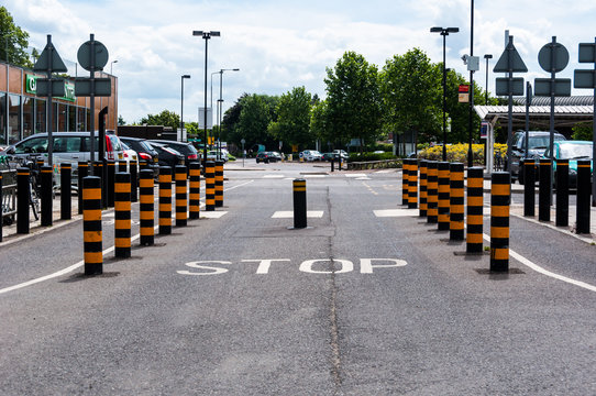 Rising retractable traffic bollards