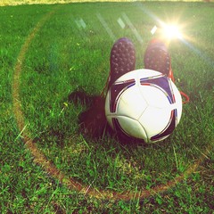 Fototapeta Piłka i korki na trawie obraz