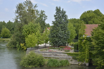 Fototapeta na wymiar Petit parc entre le canal et la rivière