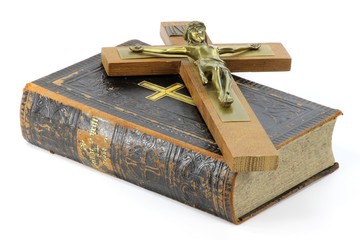 Kruzifix und Bibel isoliert auf weißem Hintergrund