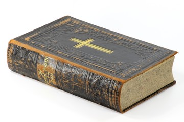 alte Bibel isoliert auf weißem Hintergrund