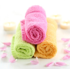 Obraz na płótnie Canvas Wellness: towels, petals and candles