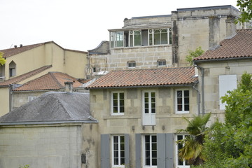 Fototapeta na wymiar Maisons en face du Jardin Public de Cognac