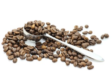 Kaffeelot mit ganzen Kaffeebohnen isoliert auf weißem Hintergrund