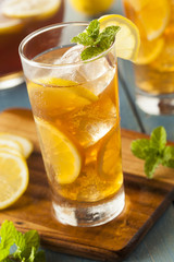 Homemade Iced Tea with Lemons